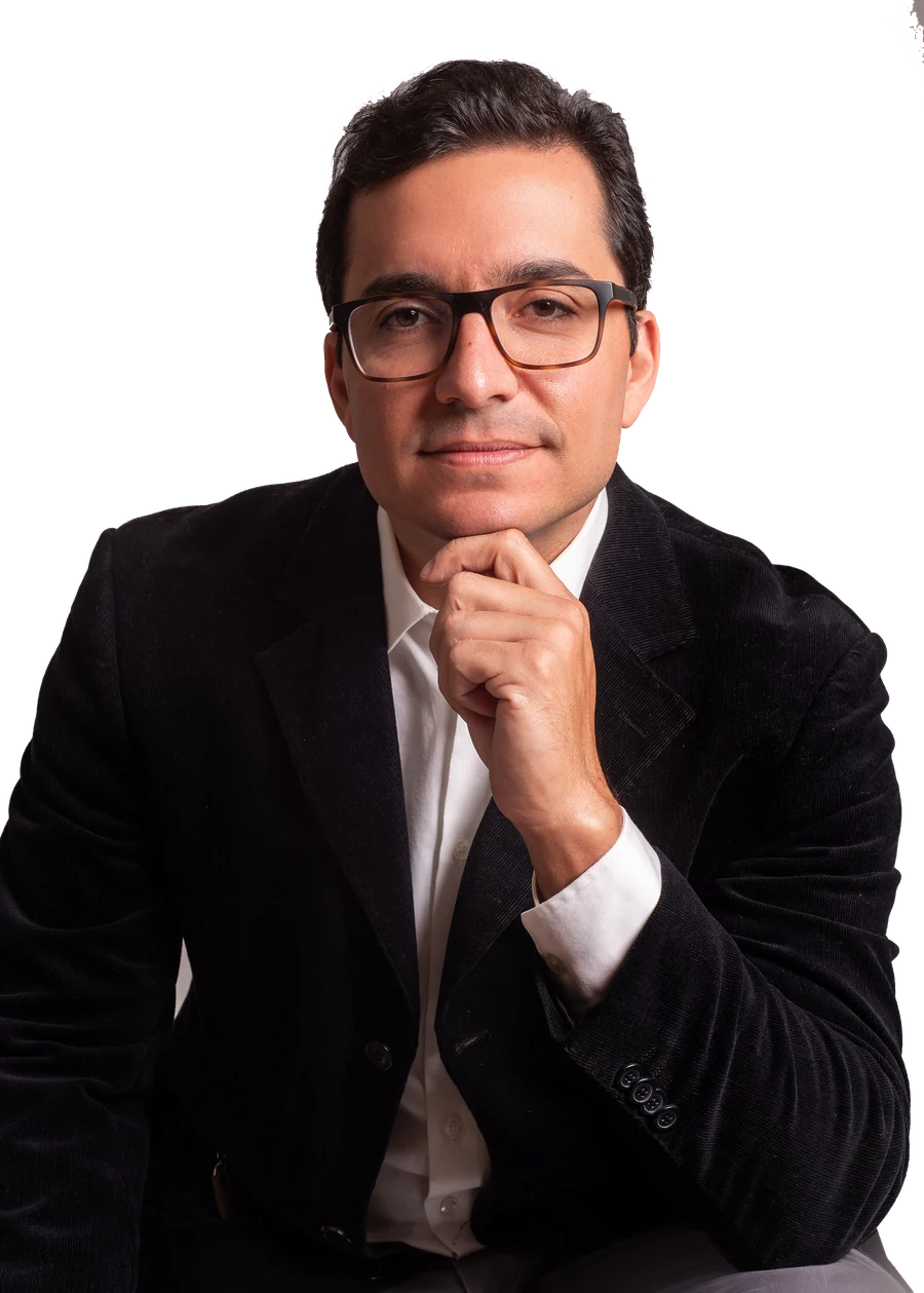 Dr. Daniel Almeida em atendimento